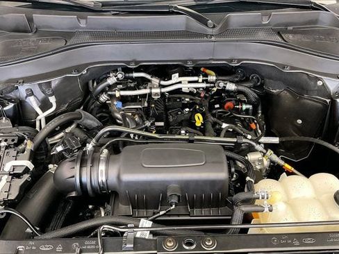 Used 2023 Ford Explorer XLT AWD/4WD image 9