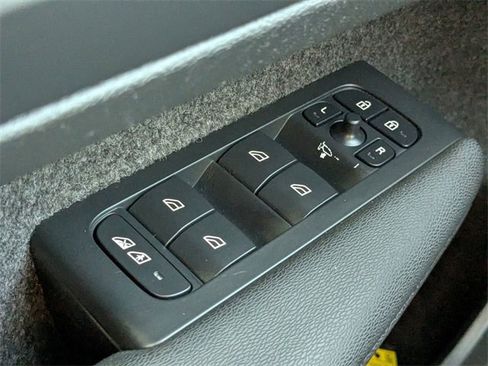 Used 2023 Volvo XC40 Recharge Ultimate image 25