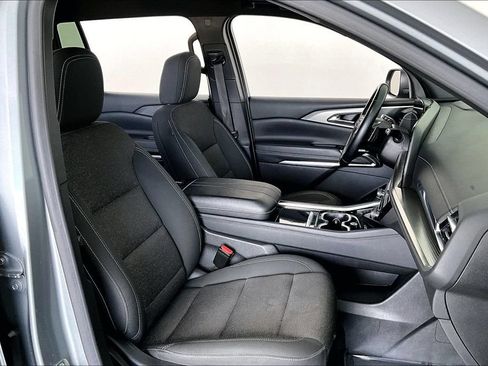 Used 2024 Chevrolet Traverse LT FWD image 9