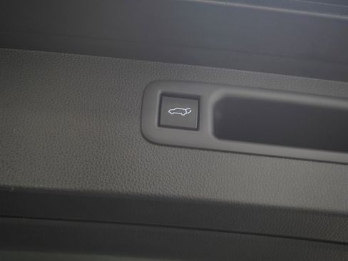 Used 2021 Toyota Highlander XLE AWD/4WD image 11