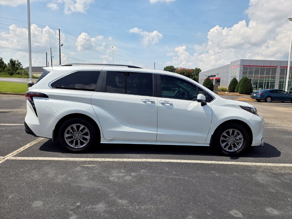 Used 2025 Toyota Sienna XLE w/ XLE Plus Package FWD image 9