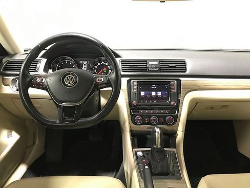 Used 2018 Volkswagen Passat 2.0T SE FWD image 21