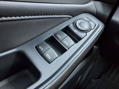 Used 2023 Chevrolet Traverse LT FWD image 27