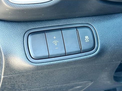 Used 2025 Hyundai Venue SEL FWD image 10