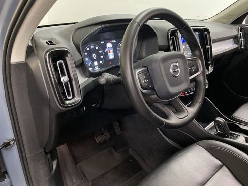 Used 2020 Volvo XC40 T5 Momentum w/ Protection Package Premier image 2