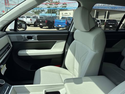 Used 2025 Hyundai Santa Fe SEL FWD image 15