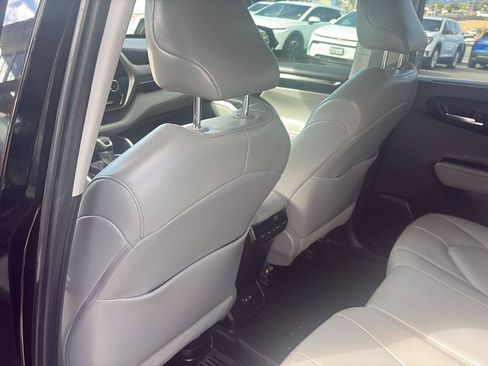 Used 2022 Toyota Highlander XLE AWD/4WD image 27