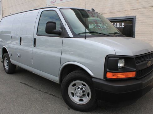 Used 2017 Chevrolet Express 2500 RWD image 10