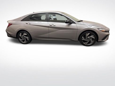 Certified 2025 Hyundai Elantra SE image 4