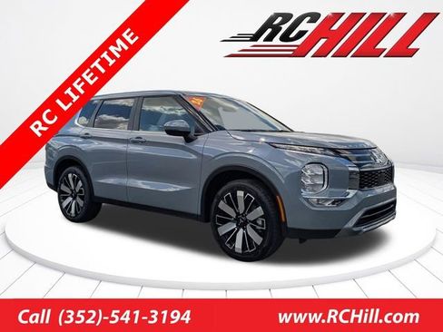 New 2026 Mitsubishi Outlander SE image 1