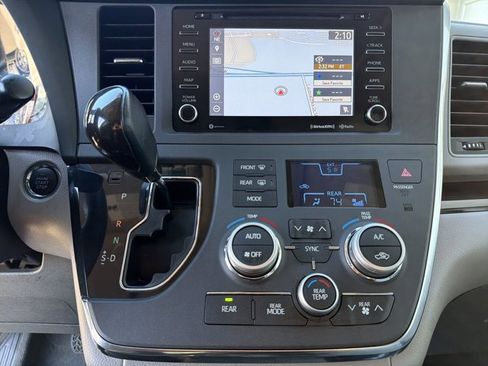 Used 2018 Toyota Sienna XLE image 19