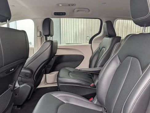 Used 2024 Chrysler Pacifica Limited FWD image 15