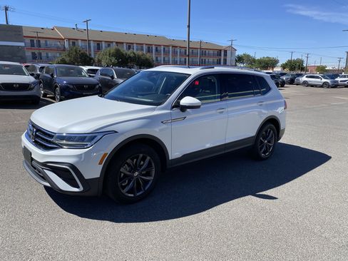 Used 2023 Volkswagen Tiguan SE w/ Panoramic Sunroof Package FWD image 40