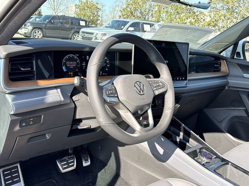 New 2026 Volkswagen Tiguan SEL R-Line image 10