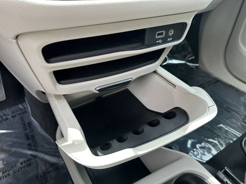 Used 2019 Chrysler Pacifica L FWD image 29
