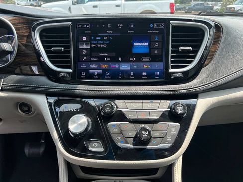 Used 2023 Chrysler Pacifica Limited FWD image 20