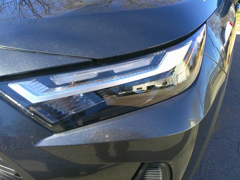 Used 2022 Toyota RAV4 XLE image 6