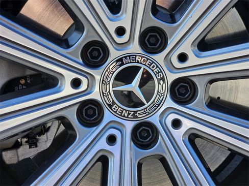 Used 2025 Mercedes-Benz GLC 300 image 11