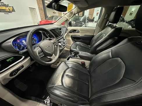 Used 2022 Chrysler Pacifica Touring-L image 13