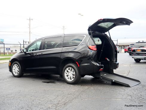 Used 2026 Chrysler Pacifica Select image 8