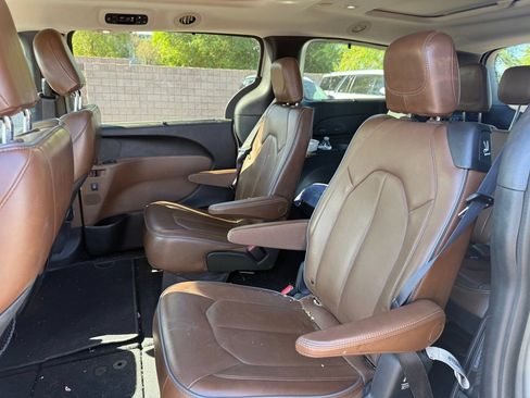 Used 2017 Chrysler Pacifica Limited w/ Advanced Safetytec Group FWD image 9