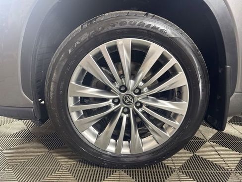 Used 2025 Toyota Highlander Platinum image 10