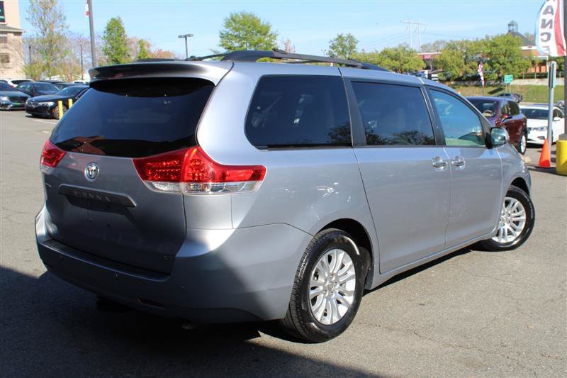 Used 2013 Toyota Sienna XLE w/ Entertainment Pkg FWD image 5