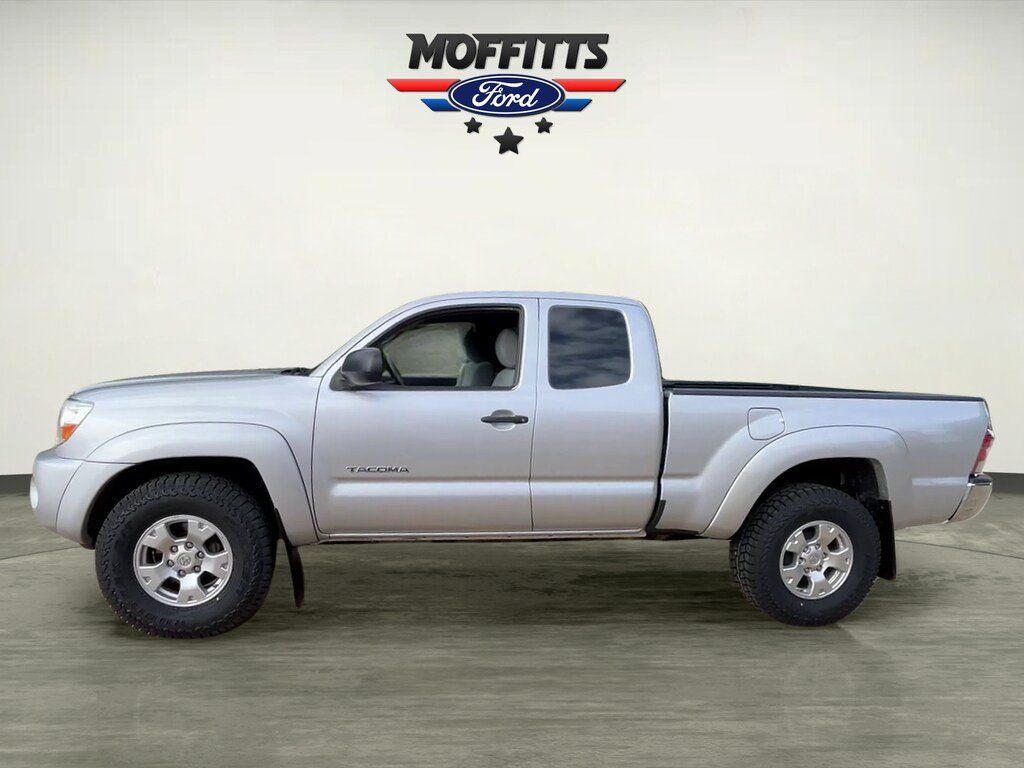 Used 2011 Toyota Tacoma PreRunner w/ SR5 Pkg #2 RWD image 2
