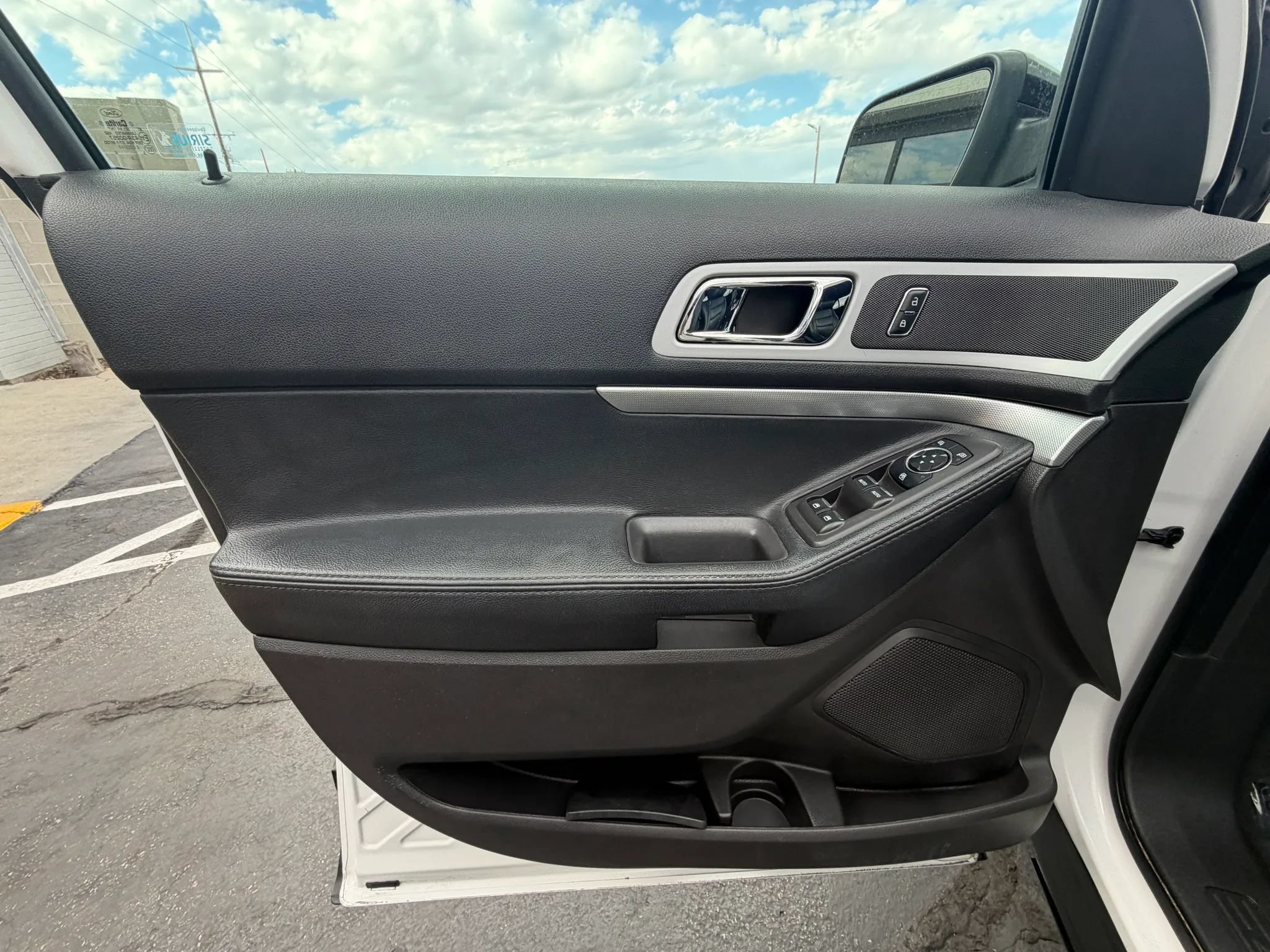 Used 2014 Ford Explorer XLT w/ Equipment Group 202A AWD/4WD image 12