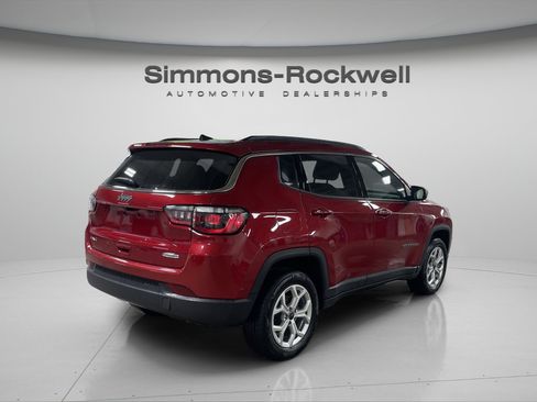 Used 2025 Jeep Compass Latitude AWD/4WD image 5