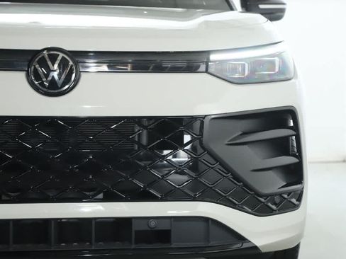 Used 2026 Volkswagen Tiguan SE R-Line FWD image 7