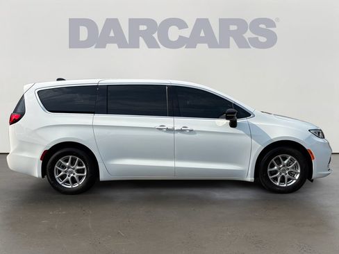 Used 2025 Chrysler Pacifica Select FWD image 8