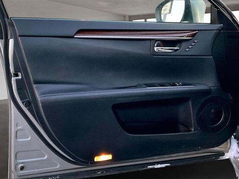 Used 2016 Lexus ES 350 w/ Navigation System Package image 19