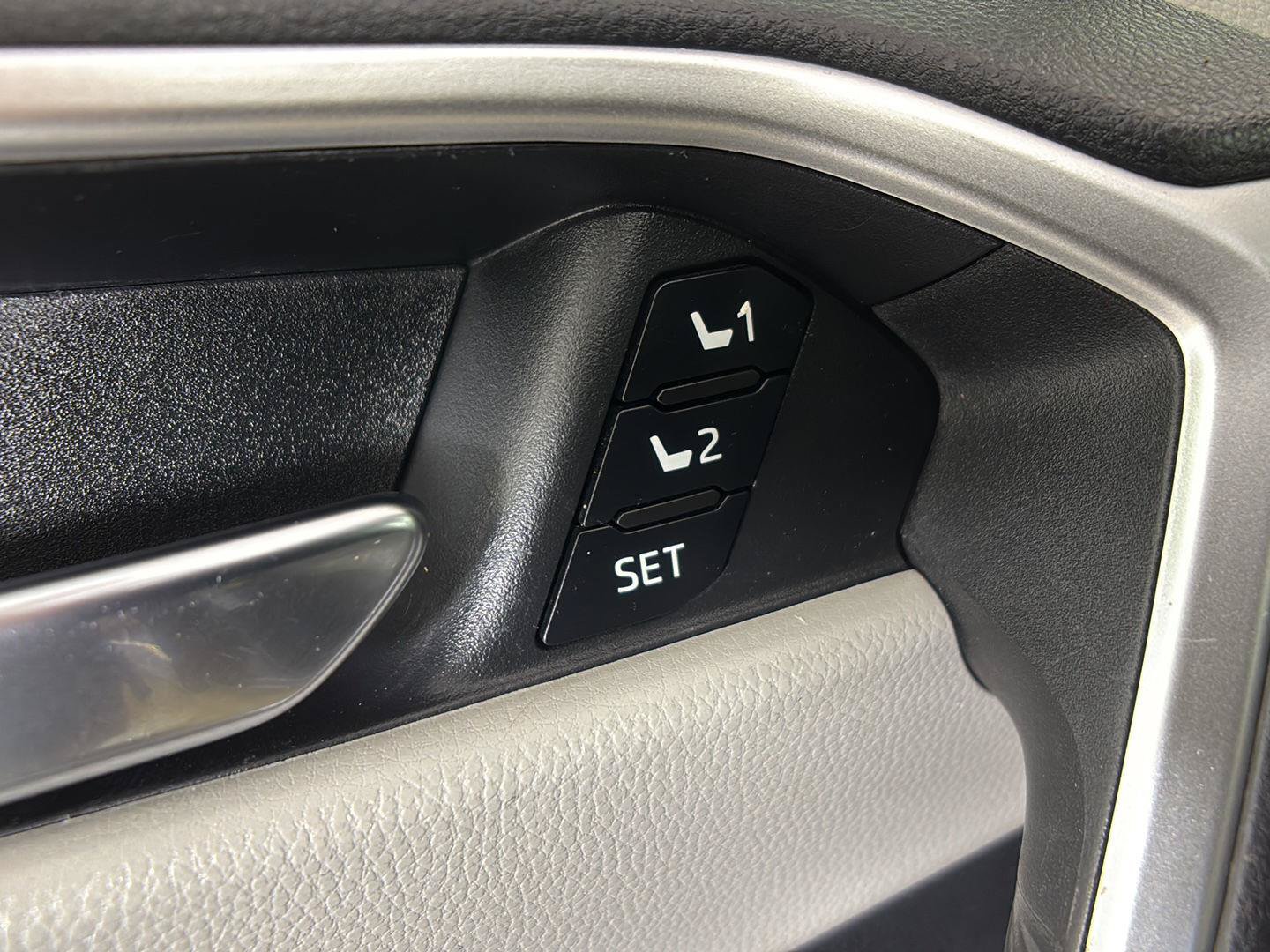 Used 2021 Toyota RAV4 XLE Premium AWD/4WD image 21