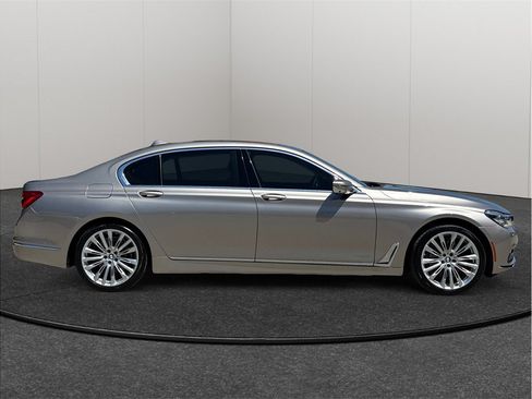 Used 2016 BMW 750i RWD image 10