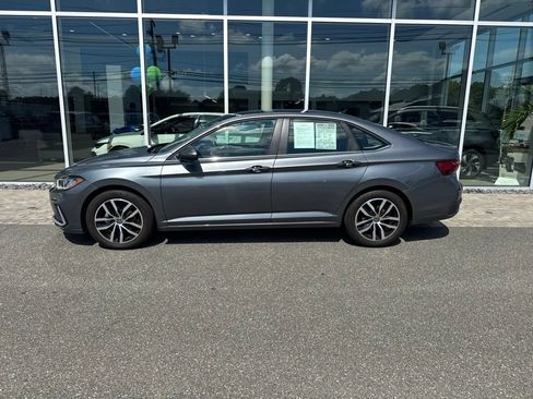 Used 2025 Volkswagen Jetta SE w/ Sunroof Package FWD image 2