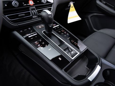Certified 2026 Porsche Macan Base image 17