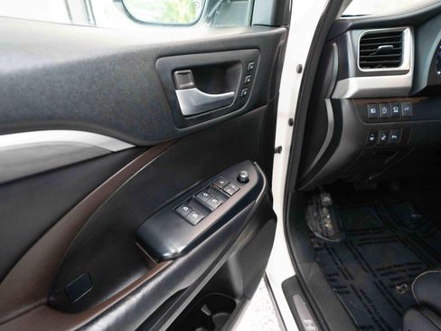 Used 2017 Toyota Highlander Limited Platinum AWD/4WD image 7