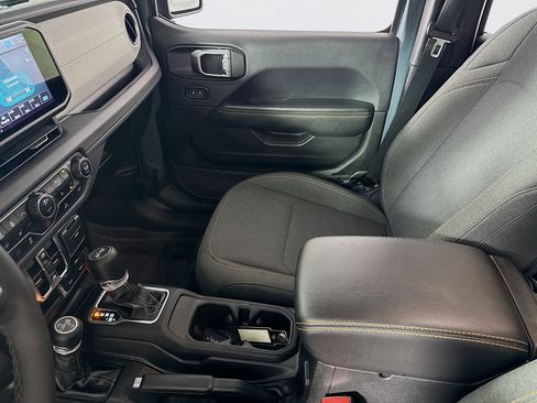 Used 2025 Jeep Wrangler Unlimited Sahara image 25