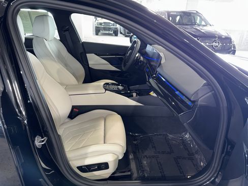 Certified 2025 BMW 530i xDrive w/ Premium Package AWD/4WD image 9