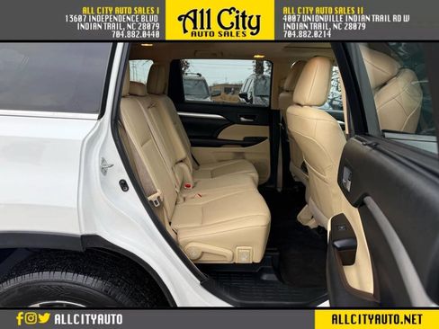 Used 2017 Toyota Highlander XLE w/ Carpet Mat Package image 11