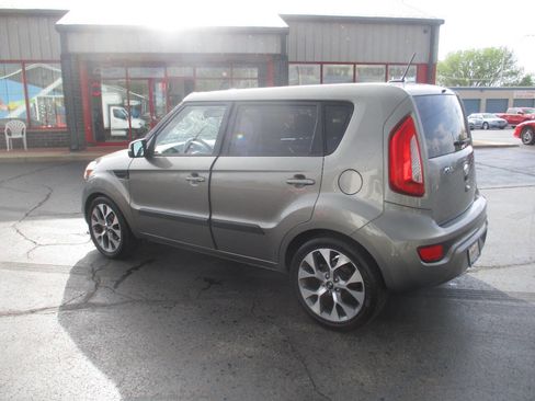 Used 2013 Kia Soul ! FWD image 3