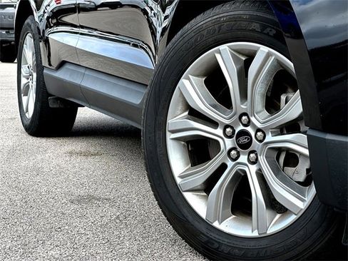 Used 2024 Ford Edge Titanium image 2