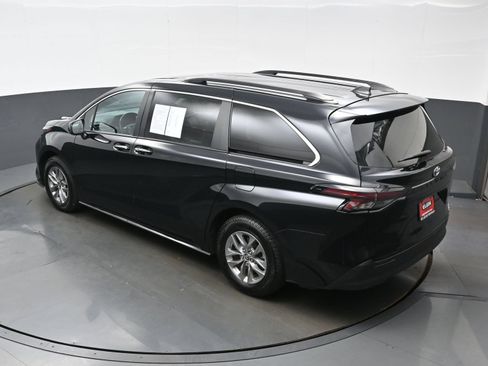 Used 2024 Toyota Sienna XLE FWD image 40