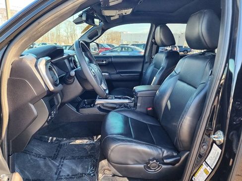 Used 2019 Toyota Tacoma Limited image 21