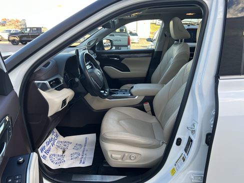 Certified 2021 Toyota Highlander Platinum image 13