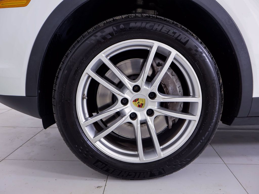 Certified 2022 Porsche Cayenne AWD/4WD image 33