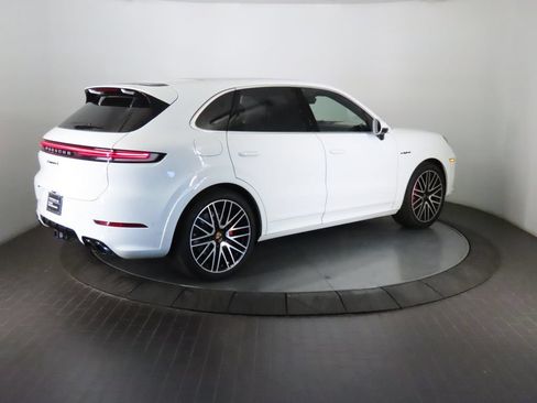 Certified 2025 Porsche Cayenne S AWD/4WD image 7