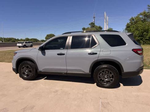 Certified 2025 Honda Pilot TrailSport image 4