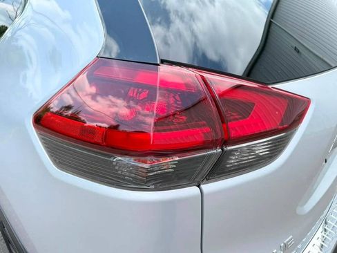 Used 2019 Nissan Rogue SL w/ Premium Package AWD/4WD image 14